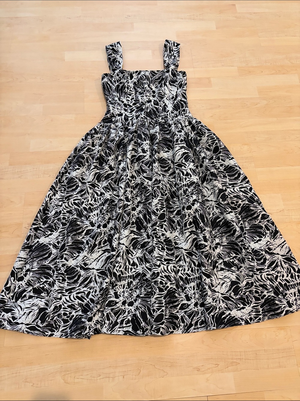 Elliatt Louise Maxi Dress Black White Floral Print Medium - Picture 3 of 9
